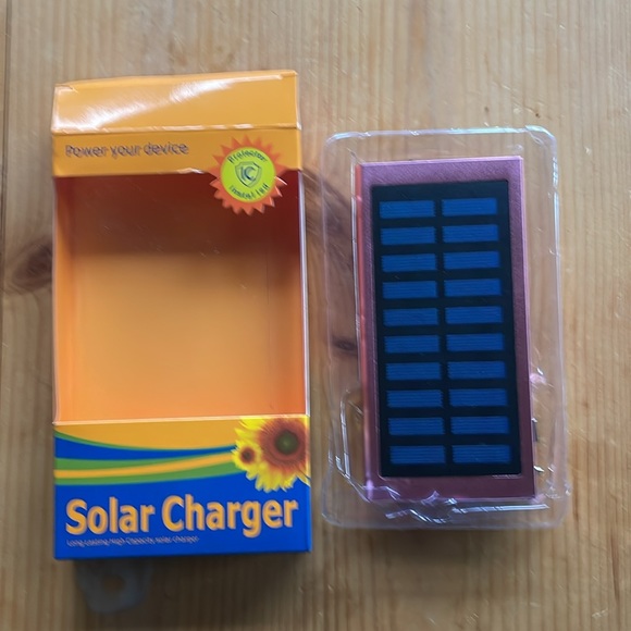 Jumpstart Solar Digital device charger - Picture 2 of 6
